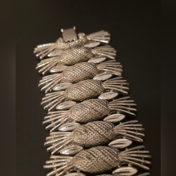 Sarah Coventry Simply Elegant Pineapple Bracelet - Picture 5 of 7